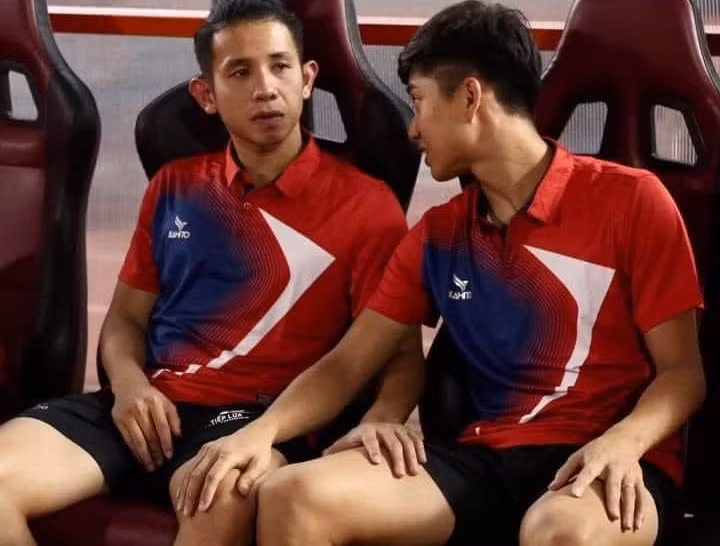 Hóa ra, trong bức ảnh này Phan Văn Đức đã có những hành động vô cùng thân mật với Duy "Pink" như để cho đối phương thơm má, hay đặt tay lên đùi nhau khiến cô vợ Nhật Linh "nổi máu ghen", tưởng chừng như đã mất chồng đến nơi rồi.