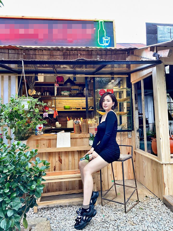 Mặc dù vấp phải nhiều ý kiến trái chiều nhưng không thể phủ nhận rằng Trâm Anh đang ngày càng xinh đẹp, trưởng thành hơn. Không còn vẻ trong sáng như lần đầu xuất hiện ở gameshow, giờ đây cô nàng đã sở hữu nhan sắc cuốn hút, quyến rũ, mặn mà hơn.