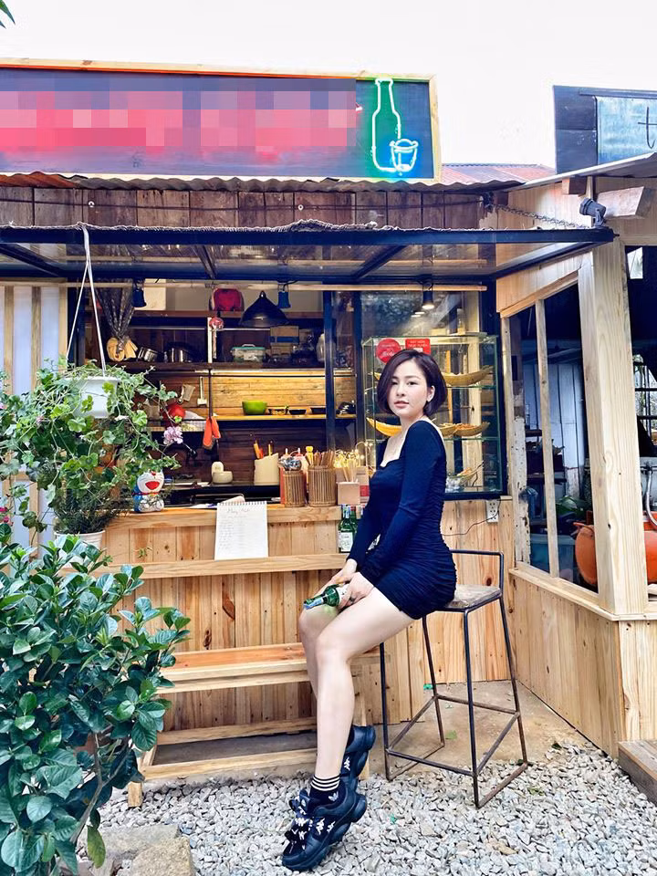 Mặc dù vấp phải nhiều ý kiến trái chiều nhưng không thể phủ nhận rằng Trâm Anh đang ngày càng xinh đẹp, trưởng thành hơn. Không còn vẻ trong sáng như lần đầu xuất hiện ở gameshow, giờ đây cô nàng đã sở hữu nhan sắc cuốn hút, quyến rũ, mặn mà hơn.