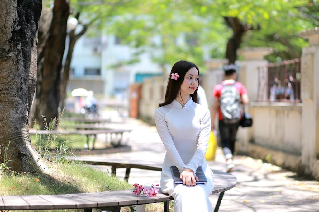 Không mất quá nhiều thời gian, cư dân mạng đã dễ dàng tìm ra facebook của cô giáo trẻ. Đó là cô giáo Nhiệm Khương, cô đã từng học tại trường Đại học Ngoại Ngữ – Đại học Quốc gia Hà Nội. Cô giáo Khương hiện đang sinh sống và làm việc tại thành phố Hà Nội.