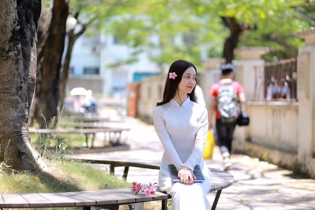 Không mất quá nhiều thời gian, cư dân mạng đã dễ dàng tìm ra facebook của cô giáo trẻ. Đó là cô giáo Nhiệm Khương, cô đã từng học tại trường Đại học Ngoại Ngữ – Đại học Quốc gia Hà Nội. Cô giáo Khương hiện đang sinh sống và làm việc tại thành phố Hà Nội.