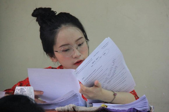 Nguyễn Lan Hương (SN 1998) cũng từng nổi đình đám trên MXH nhờ bức ảnh chụp lén khi đang thực tập tại trường THPT Nguyễn Chí Thanh. Cô giáo 9x thu hút sự quan tâm của cộng đồng mạng vì xinh như thiên thần lại trẻ không khác gì học sinh.