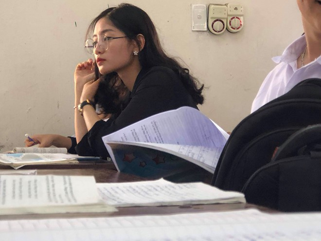 Bị chụp lén trong khi dự giờ, cô giáo môn Lịch sử của trường THPT Yên Lạc (Vĩnh Phúc) bất ngờ được dân mạng truy lùng danh tính vì vẻ ngoài như hot girl.