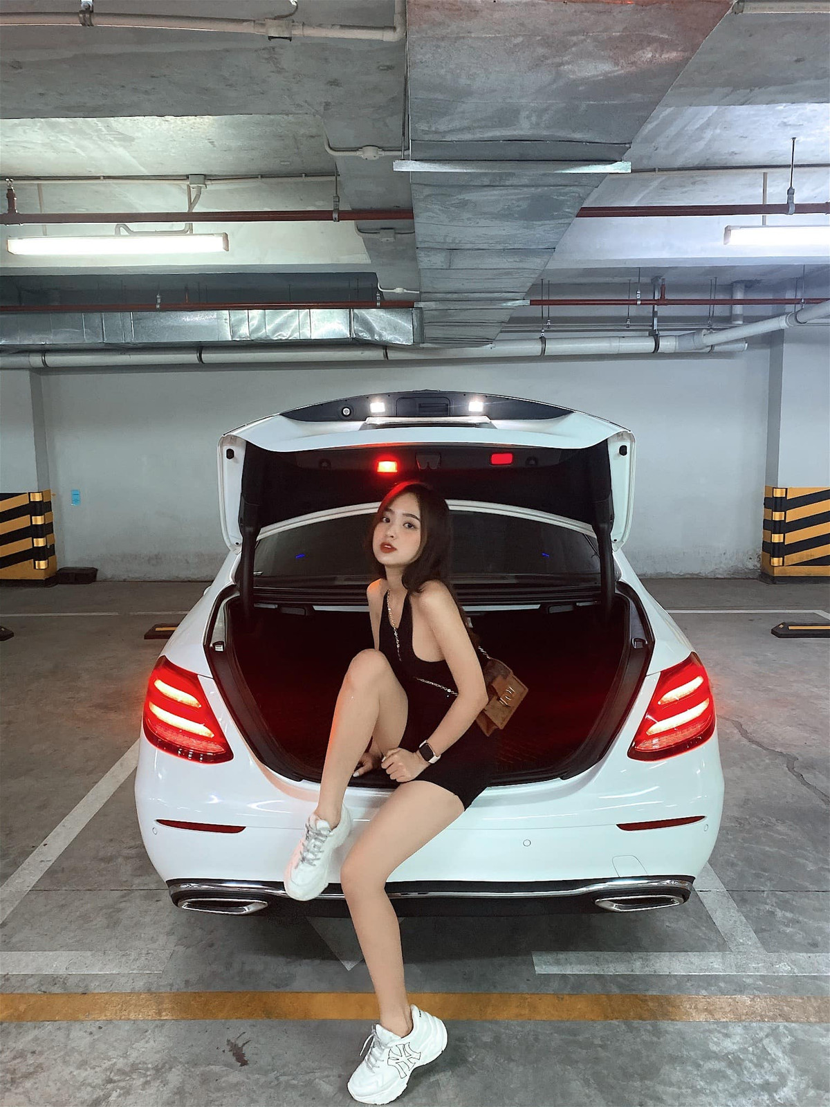 Trong những hình ảnh gái xinh thả dáng với đầm ôm sát có thể thấy body của cô nàng chuẩn chỉnh đến mức nào.