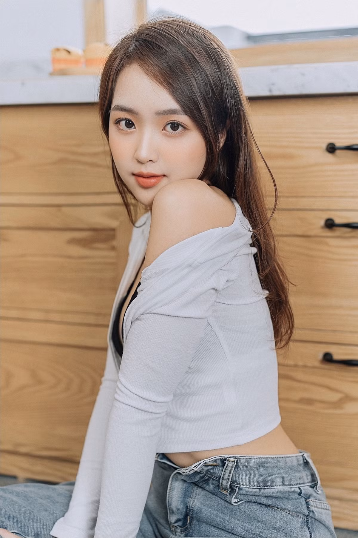 Cô gái này thường được nhận xét là người hòa đồng, thân thiện, biết lắng nghe mọi người xung quanh.