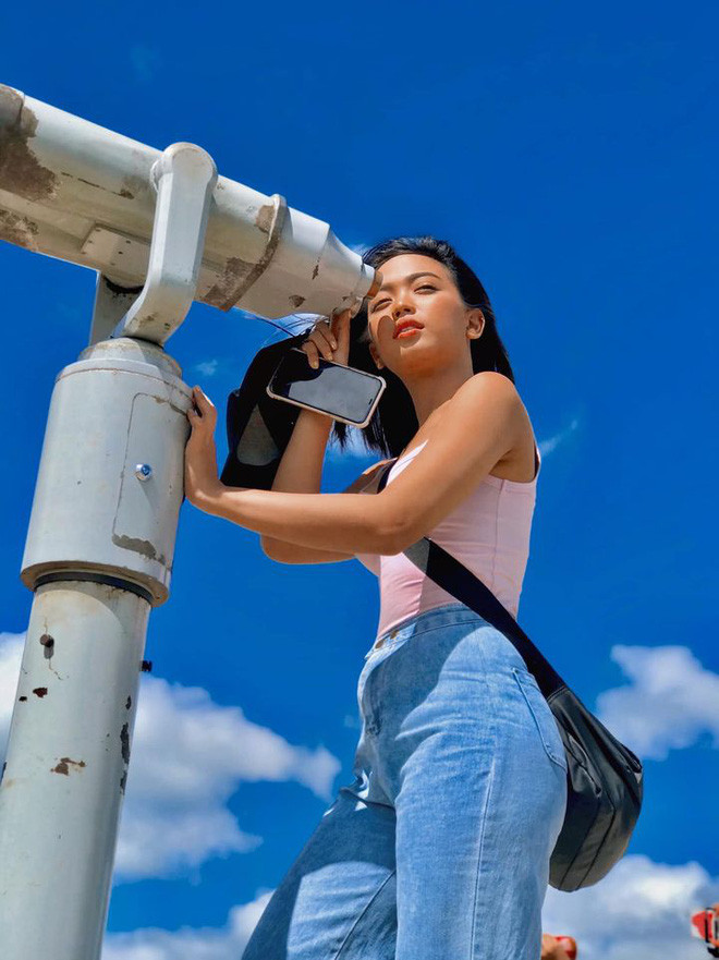 Amber giống Linh Ngọc Đàm cả ở thân hình nhỏ nhắn xinh xắn, cả hai đều có phong cách khá năng động giống nhau.