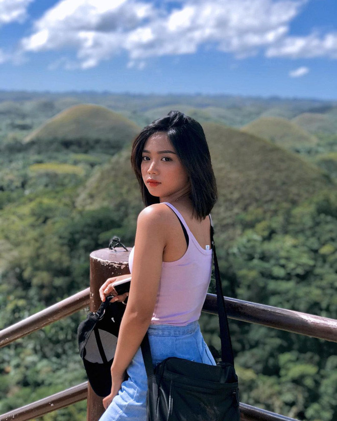 Cả Linh Ngọc Đàm và Amber Miles đều có khuôn mặt ưa nhìn với đôi mắt to tròn, hàm răng trắng đều và thân hình nhỏ nhắn.