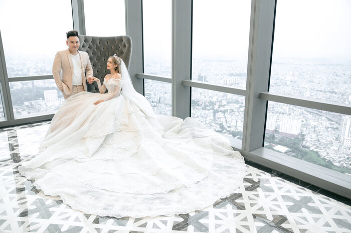 Xemesis được biết đến là nhân vật giàu có nhất của làng streamer Việt hiện nay. Kênh YouTube của nam streamer hiện đã có gần 900.000 lượt theo dõi, trang cá nhân cũng thu hút đến hơn 200 nghìn người follow.