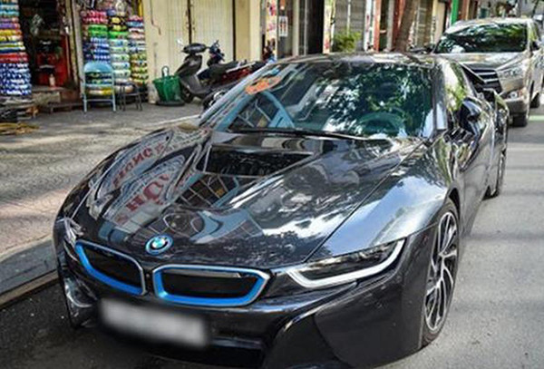 BMW i8 có giá lăn bánh vào khoảng 7,5 tỷ đồng và từng được ví là hàng độc, lạ mà không phải ai đam mê xe cũng có thể sở hữu.