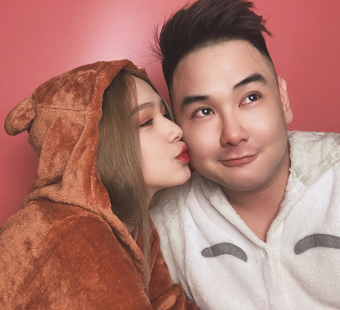 Tháng 11/2019, streamer giàu nhất Việt Nam chính thức nên duyên cùng hot girl Xoài Non (Phạm Trang), và trở thành một trong những cặp đôi trai tài - gái sắc nhất làng game Việt.