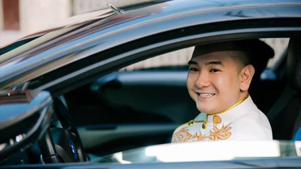 Đây cũng là chiếc xe được Xemesis dùng trong đám hỏi của cặp đôi vào tháng 11 năm ngoái.