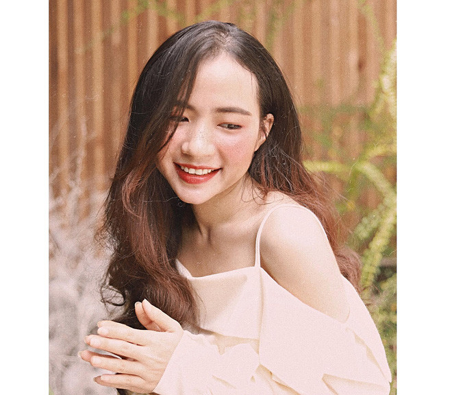 Cơ duyên để cô gái trẻ này đến với nghề giáo xuất phát từ những năm cấp khi môn học nổi trội là Văn nhưng cô yêu thích các môn học tự nhiên, đặc biệt là Hóa học, đến nay cô lại trở thành giảng viên dạy bộ môn này ở trường đại học, điều không nhiều người nghĩ đến.