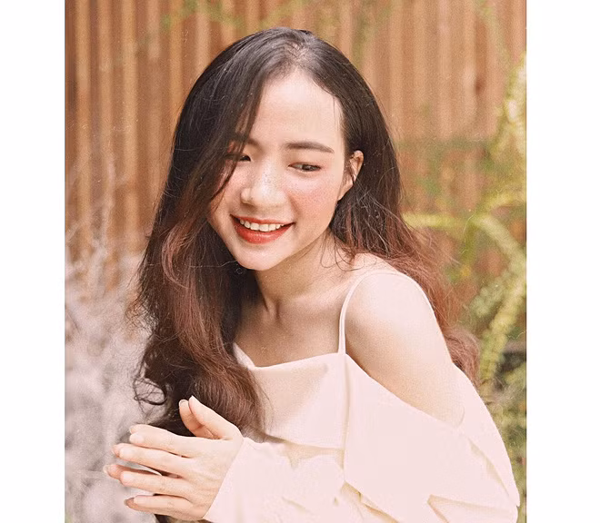 Cơ duyên để cô gái trẻ này đến với nghề giáo xuất phát từ những năm cấp khi môn học nổi trội là Văn nhưng cô yêu thích các môn học tự nhiên, đặc biệt là Hóa học, đến nay cô lại trở thành giảng viên dạy bộ môn này ở trường đại học, điều không nhiều người nghĩ đến.