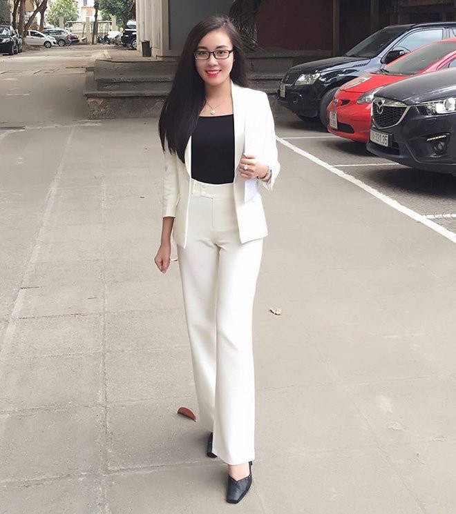 Trên trang cá nhân, nữ giảng viên thường xuyên chia sẻ khoảnh khắc hạnh phúc bên gia đình và bí quyết giữ gìn sắc vóc.