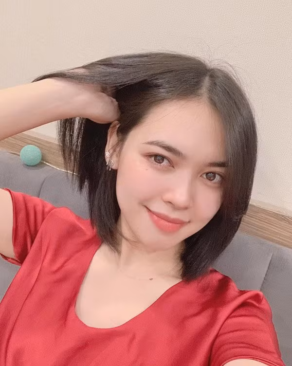 Đặc biệt hơn cả là nhan sắc của Hằng vẫn không hề thay đổi, nữ giảng viên vẫn luôn xinh đẹp rạng ngời mọi lúc mọi nơi.