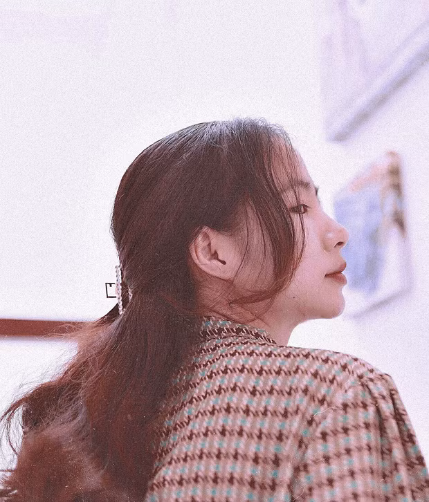 Ngoài ra, Minh Hương còn thích đi từ thiện, kêu gọi quyên góp giúp đỡ những hoàn cảnh khó khăn, Hương quan điểm rằng: "Phải cho đi không toan tính thì sẽ nhận lại một cách đủ đầy".