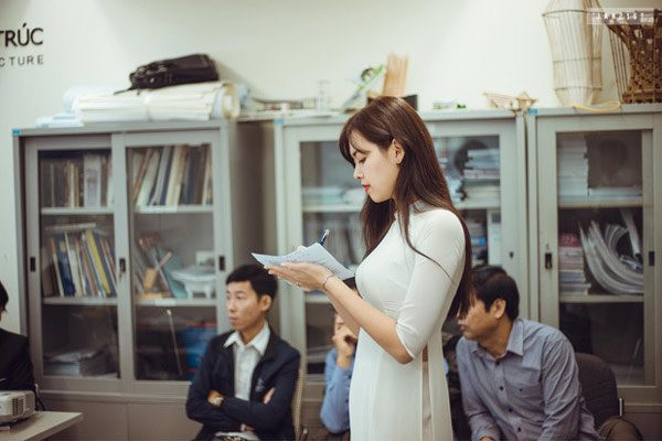 Bùi Thanh Hằng, 26 tuổi đến từ Hà Nội là nữ giảng viên Đại học Xây dựng từng gây sốt trên khắp các trang mạng xã hội và thu hút sự chú ý của dư luận nhờ vào ngoại hình xinh đẹp.