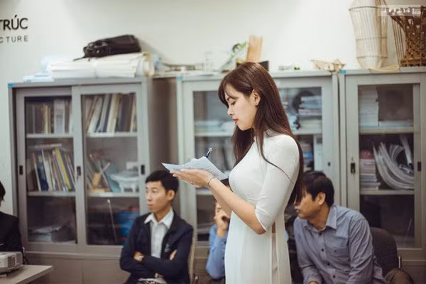 Bùi Thanh Hằng, 26 tuổi đến từ Hà Nội là nữ giảng viên Đại học Xây dựng từng gây sốt trên khắp các trang mạng xã hội và thu hút sự chú ý của dư luận nhờ vào ngoại hình xinh đẹp.