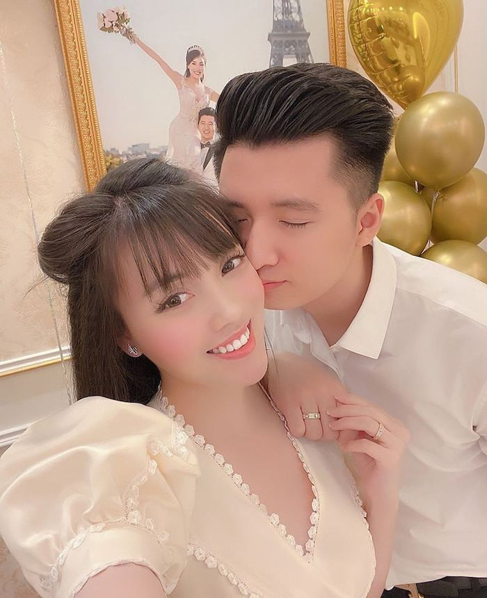 Chỉ khoảng 4 tháng sau khi chia tay tình cũ, Âu Hà My chia sẻ về việc tìm được tình yêu mới là diễn viên Nguyễn Trọng Hưng. Cặp đôi có chuyện tình đẹp với nhiều màn tặng quà đầy lãng mạn khiến dân tình xuýt xoa.