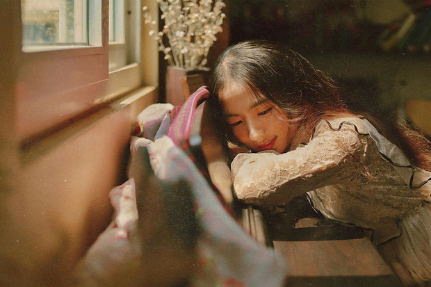 Nụ cười tỏa nắng, gương mặt thanh tú, sống mũi cao, dễ gây thiện cảm chính là ưu điểm lớn nhất của cô gái Minh Hương.