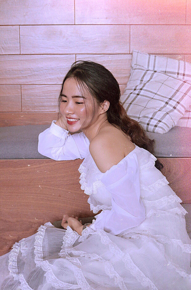 Cô Trần Thị Minh Hương sinh năm 1992 - Giảng viên cơ hữu tại Đại học Kinh tế Kỹ Thuật Bình Dương bỗng nổi như cồn trên mạng xã hội nhờ vào ngoại hình xinh đẹp như hot girl Hàn Quốc.