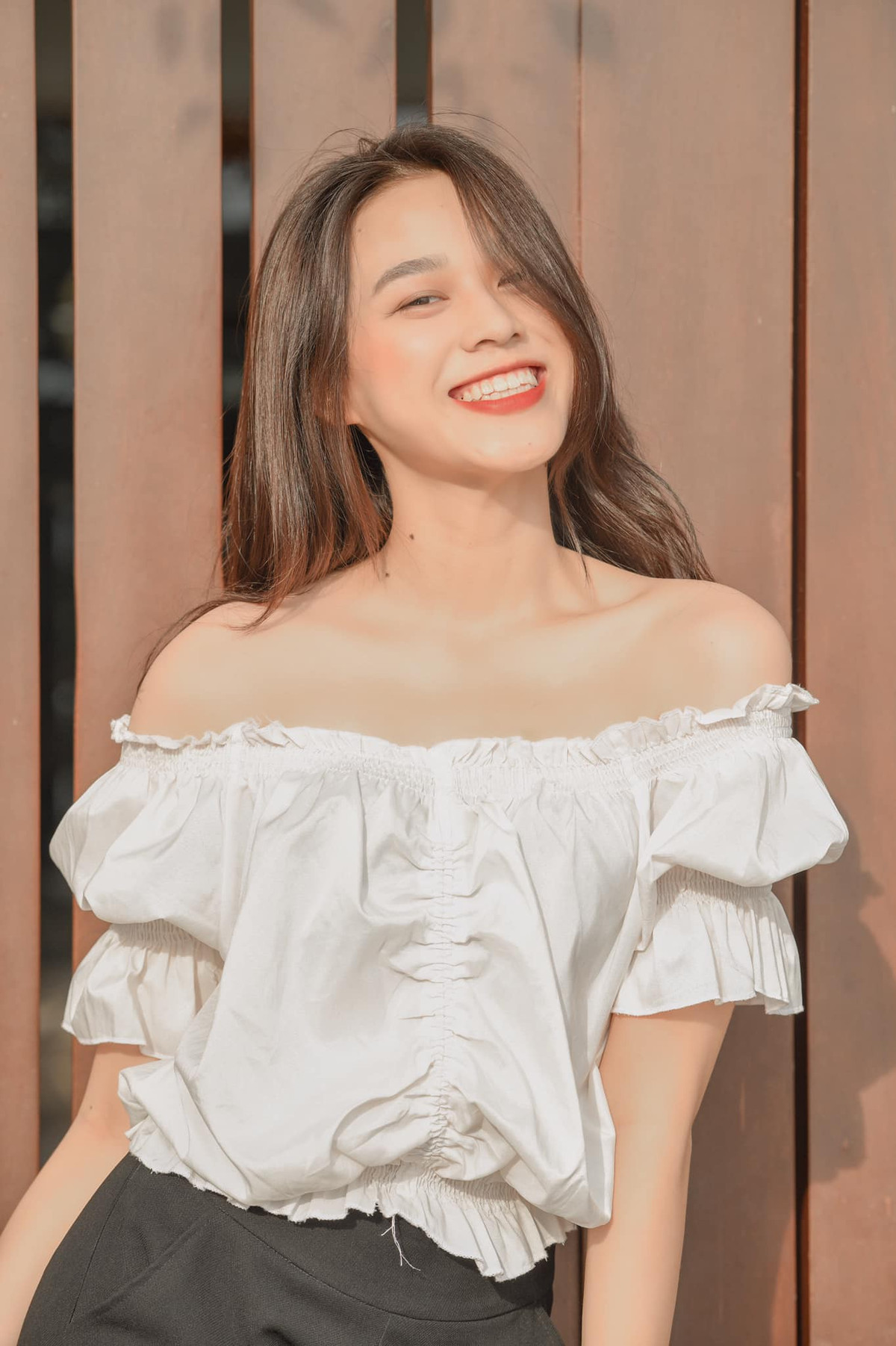 Cô nàng thường lựa chọn phong cách trẻ trung, đơn giản đồng thời khoe được vóc dáng nổi bật.