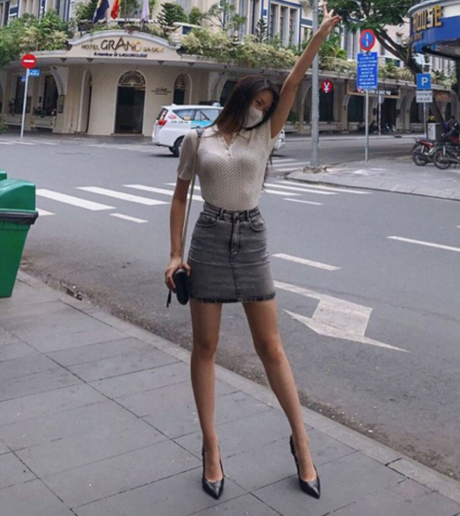 Trong cuộc sống thường ngày, chân dài 19 tuổi phối đồ cũng rất "ra gì và này nọ", toát lên nét sang chảnh của một cô tiểu thư con nhà giàu.