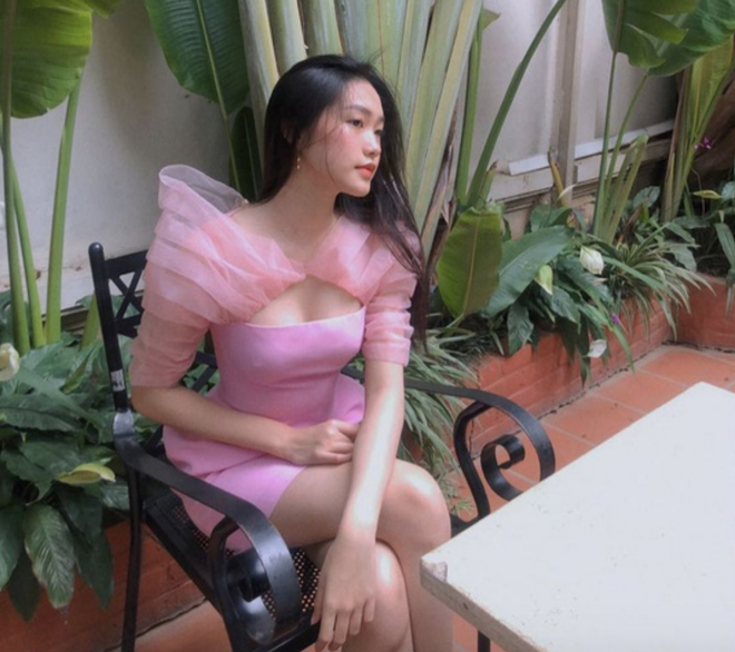 Bên cạnh đó, Doãn Hải My cũng sở hữu loạt váy áo đậm chất bánh bèo đúng chuẩn tiểu thư.