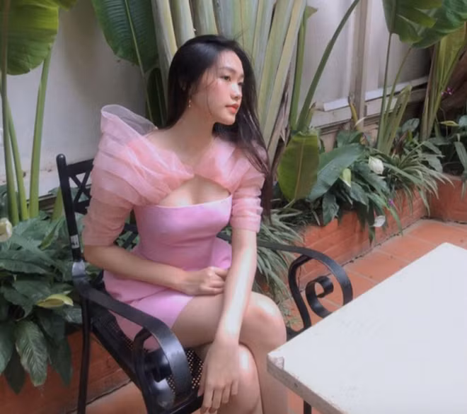 Bên cạnh đó, Doãn Hải My cũng sở hữu loạt váy áo đậm chất bánh bèo đúng chuẩn tiểu thư.