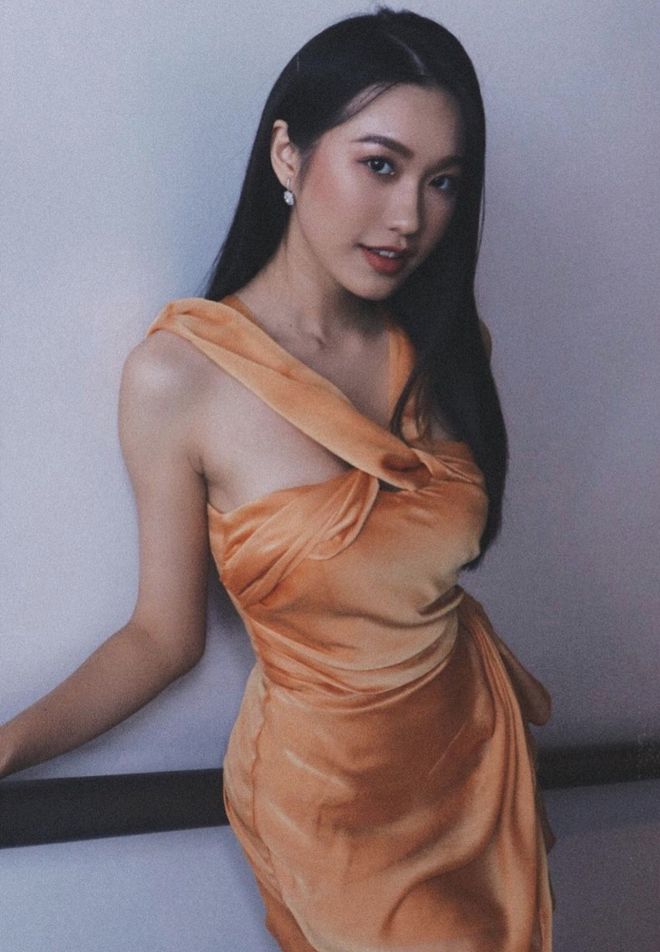 Không thể thiếu hàng hiệu trong những bộ cánh dạo phố của Hải My. Nhiều set đồ street style được cô phối với phụ kiện đắt đỏ.