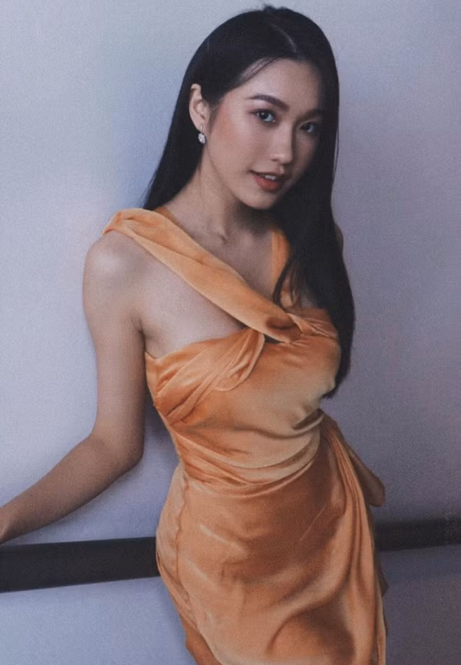 Không thể thiếu hàng hiệu trong những bộ cánh dạo phố của Hải My. Nhiều set đồ street style được cô phối với phụ kiện đắt đỏ.