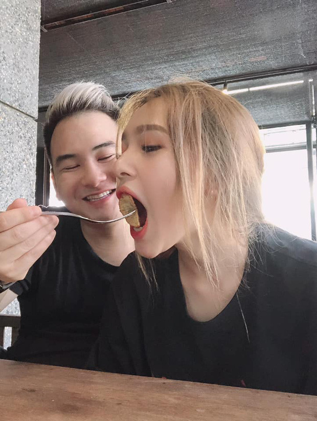 Kể từ khi công khai bạn gái, Xemesis thường xuyên "khoe" cô ấy lên trang cá nhân, anh chàng gọi bạn gái với cái tên thân mật "Xoài Non".