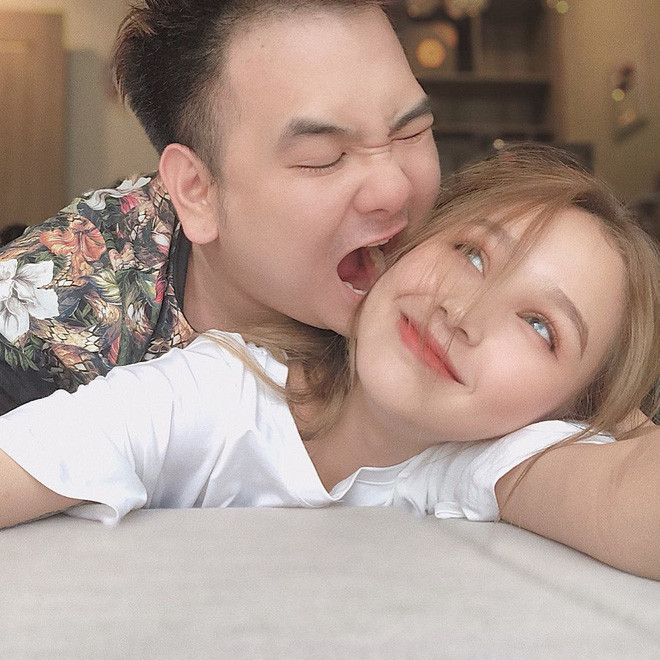 Thời điểm Xemesis công khai cô bạn gái Xoài Non, người hâm mộ tỏ ra thích thú với cô bạn vừa xinh xắn lại dễ thương của anh chàng nhưng ngỡ ngàng khi biết cô nàng kém Xemesis tận... 13 tuổi.