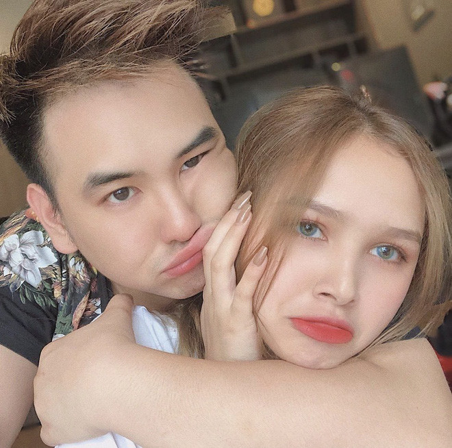 Có lẽ vì chênh lệch tuổi quá nhiều nên bản thân Xemesis phải trẻ con trở lại để hợp với cô bạn gái xinh đẹp này.