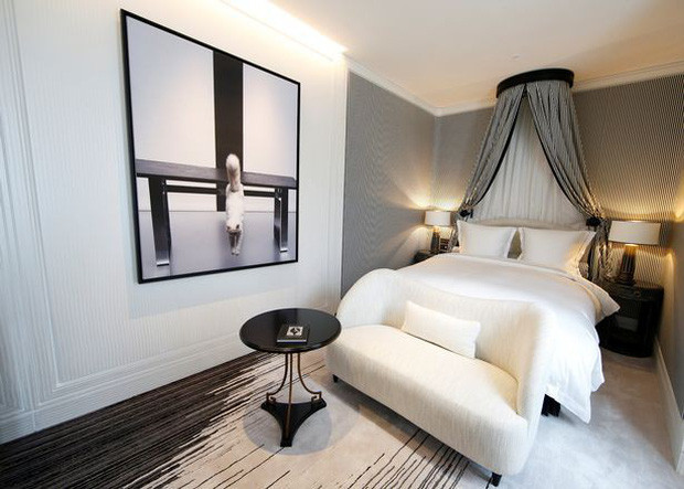 Được biết, chú mèo này cũng là nhân vật chính trong cuốn sách "Choupette: The Private Life of a High-Flying Fashion Cat" với những bức ảnh chụp cùng với siêu mẫu Linda Evangalista và diễn viên Laetitia Casta.