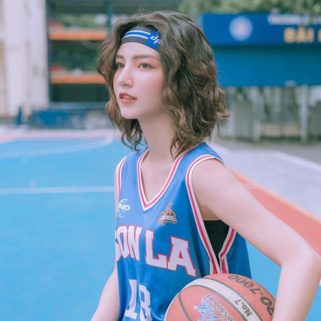 Nữ sinh Đại học Thương mại thường đeo lens sáng màu càng khiến nhiều người hiểu lầm. Nhưng cũng nhờ đó mà Phương Thảo nhận được sự chú ý của nhiều người hơn.