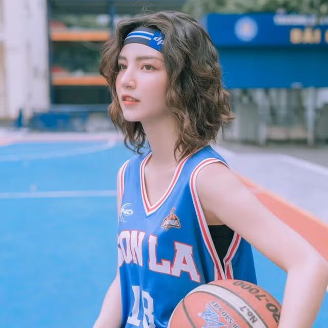 Nữ sinh Đại học Thương mại thường đeo lens sáng màu càng khiến nhiều người hiểu lầm. Nhưng cũng nhờ đó mà Phương Thảo nhận được sự chú ý của nhiều người hơn.