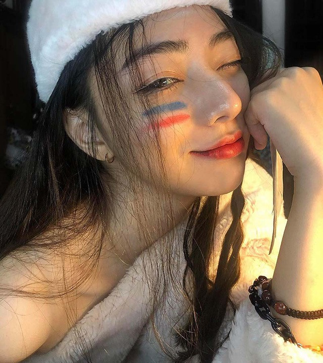 Minh Duyên sở hữu nhan sắc ấn tượng với sống mũi tự nhiên cao thẳng, đôi mắt to tròn và hàng mi cong vút hút bao ánh nhìn.