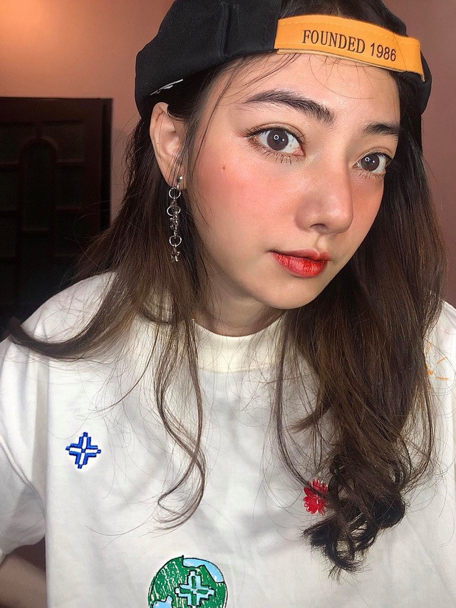 Công việc chính hiện tại của Minh Duyên là mẫu ảnh tự do, công việc này giúp cô thỏa mãn đam mê cũng như tạo nguồn thu nhập nho nhỏ cho bản thân và bớt phụ thuộc vào cha mẹ.