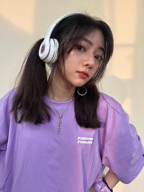 Cô nàng còn có đam mê với thời trang và ẩm thực. Cô rất thích nấu ăn và hay tự may những sản phẩm như áo, váy,... rồi tự mặc, kết hợp với sneakers và chụp lại.