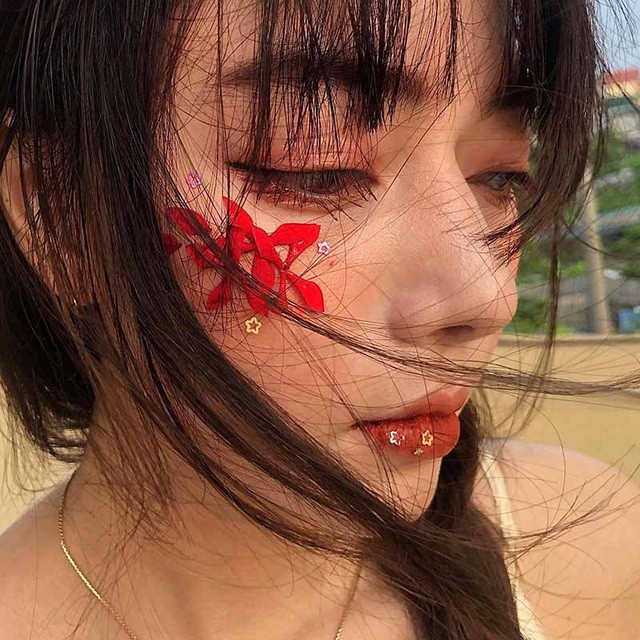 Được biết, hot girl này sinh năm 1998, hiện đang sinh sống và làm việc tại Hải Dương, nhưng vài tháng sau, cô nàng dự định sẽ vào Sài Gòn để bắt đầu một cuộc sống mới.