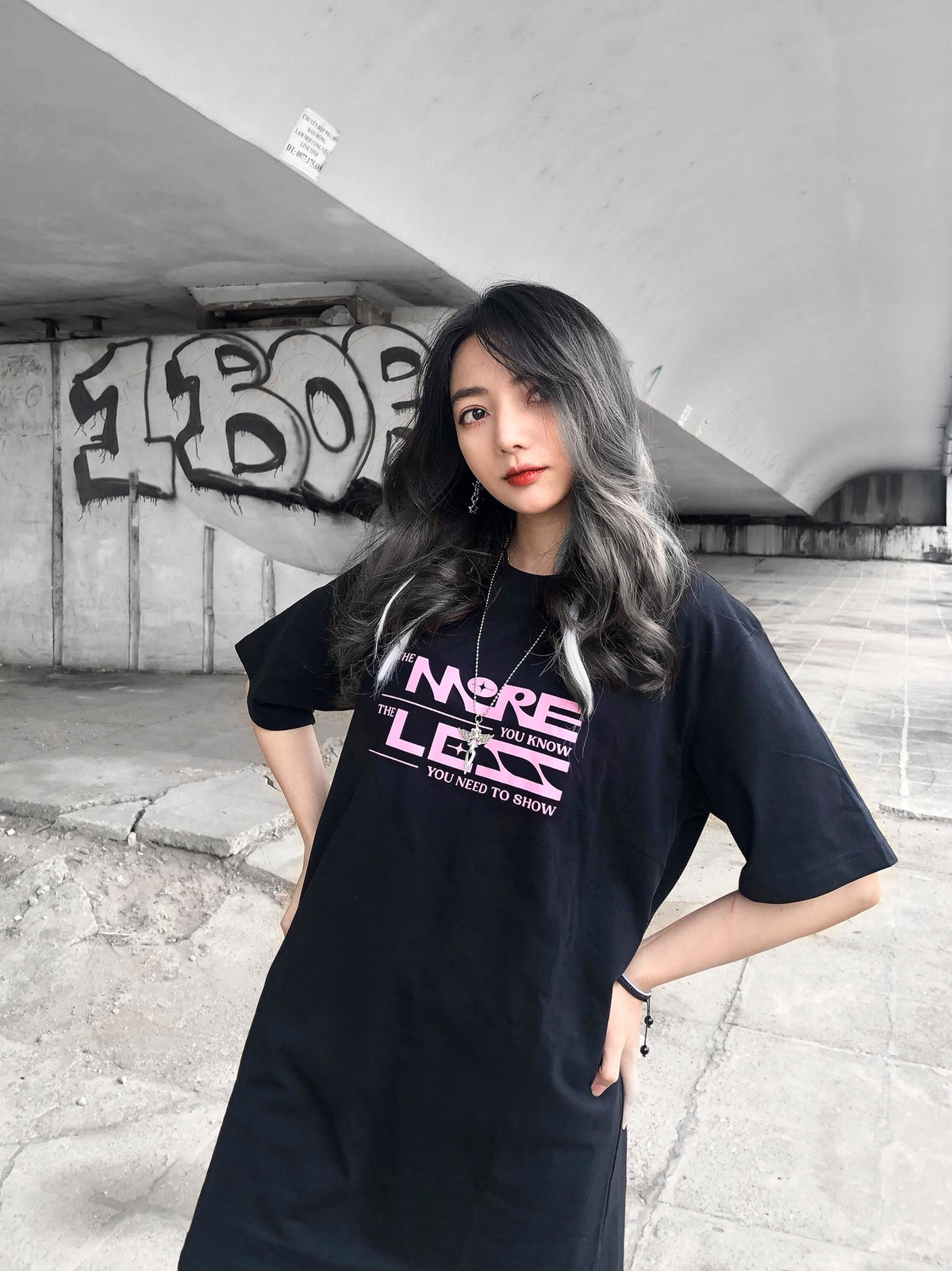 Không chạy theo một xu hướng nào, Duyên cảm thấy đồ nào thoải mái thì mặc đồ đấy. Dù cho lựa chọn trang phục gợi cảm hay cá tính thì cô nàng vẫn cực kỳ cuốn hút người đối diện.