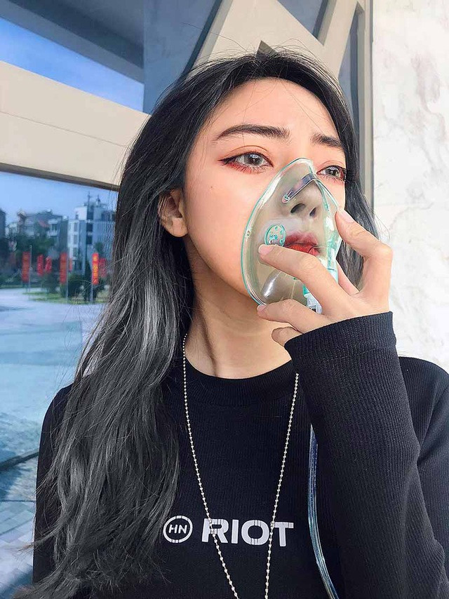 Nhờ vào nét đẹp lai Tây, kết hợp với đôi mắt to tròn long lanh, đôi mi dày, sống mũi cao, làn da trắng,...đã giúp cô nàng thu hút hơn 30 nghìn lượt theo dõi trên Facebook, mỗi bài đăng của hot girl 9x này đều nhận được hàng nghìn lượt like và những bình luận tích cực của cộng đồng mạng.