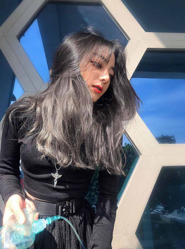 Cô nàng có sở thích vẽ vời, đánh đàn piano, violin và học tập một số thứ tiếng nhất là tiếng Trung.