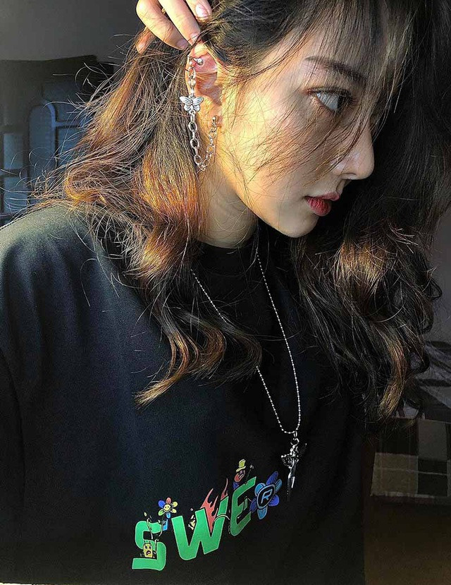 Ngay cả trong công việc, nhờ có lợi thế về ngoại hình nên cô nàng dễ dàng hơn trong từng bộ ảnh và cách pose dáng.