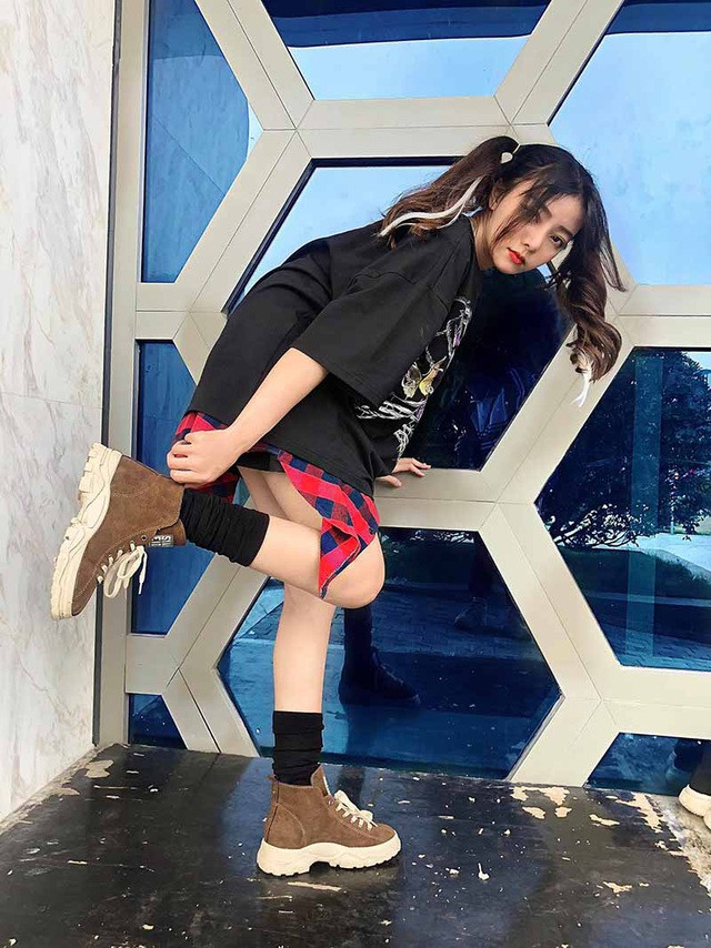 Minh Duyên cũng được nhận xét là có nét đẹp lai Tây, nhưng thật ra bố mẹ Duyên đều là người Việt Nam. Duyên và em gái may mắn được thừa hưởng nét đẹp tự nhiên của cả bố và mẹ.