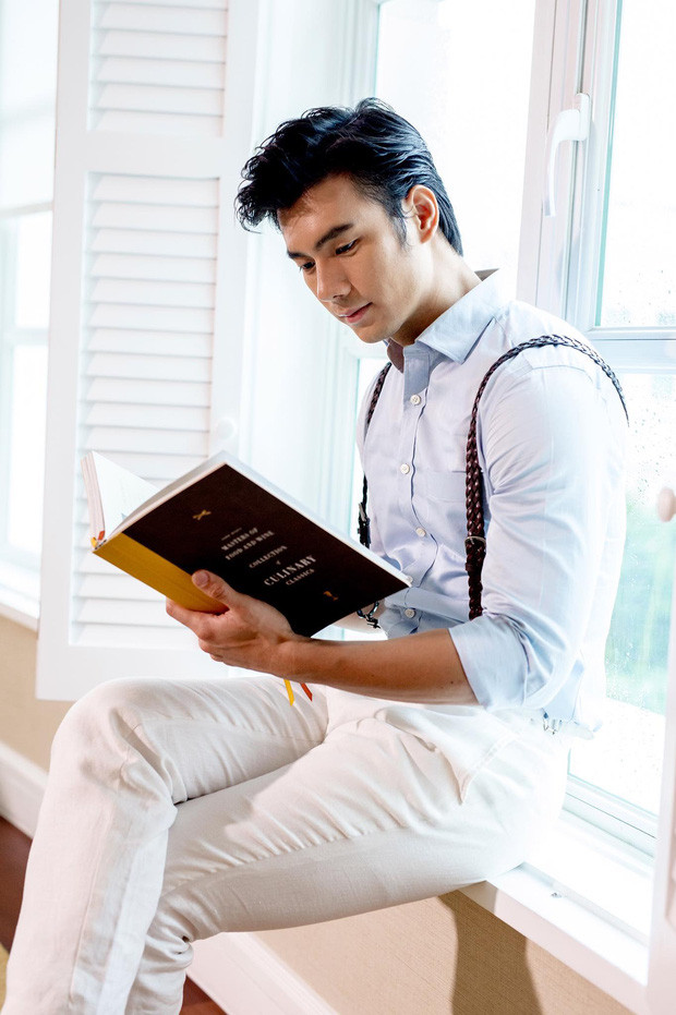 Tuy nhiên, để theo đuổi đam mê diễn xuất Nhan Phúc Vinh đã tạm dừng công việc giảng dạy và theo học tại trường Cao đẳng Sân khấu Điện ảnh TP. Hồ Chí Minh.