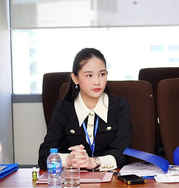 Cách đây 1 năm, Ngân Anh đã chính thức nhận bằng tốt nghiệp Thạc sĩ chuyên ngành Quản trị sự kiện quốc tế, tại trường đại học danh giá Salford (Manchester, Anh).