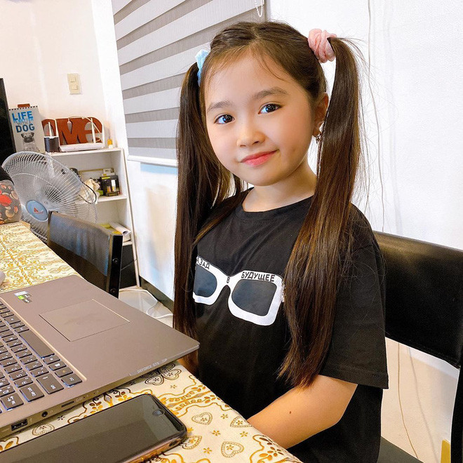 Thay vì vẻ dễ thương như xưa , cô bé nổi tiếng này đã trưởng thành và chững chạc hơn.