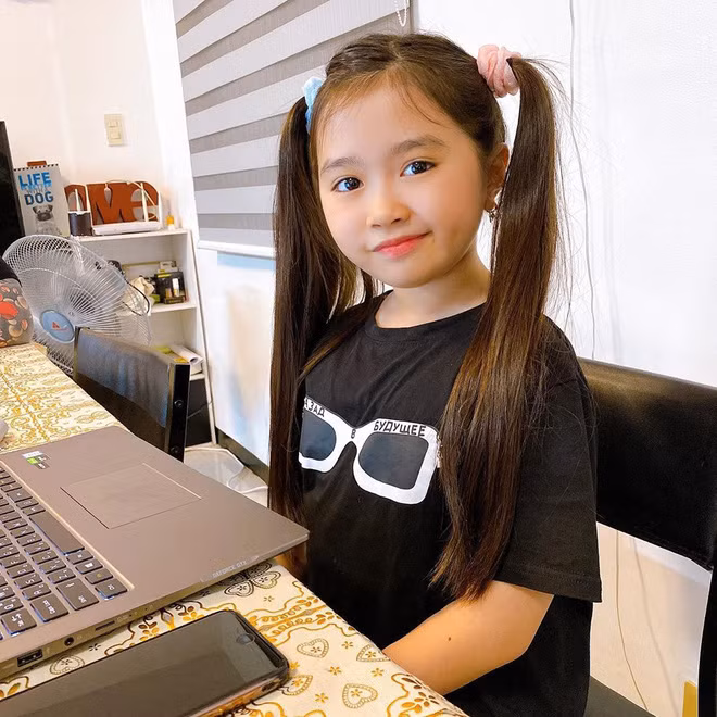 Thay vì vẻ dễ thương như xưa , cô bé nổi tiếng này đã trưởng thành và chững chạc hơn.